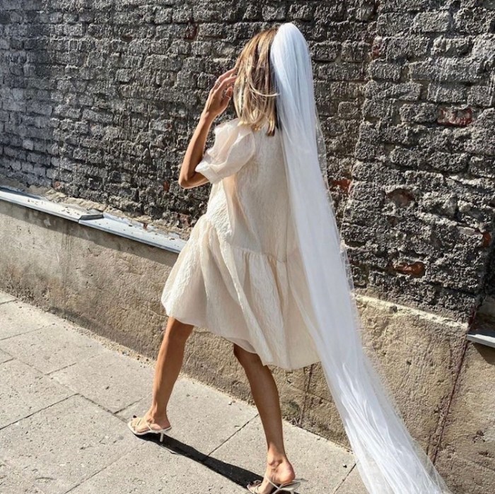 Short wedding dress long veil